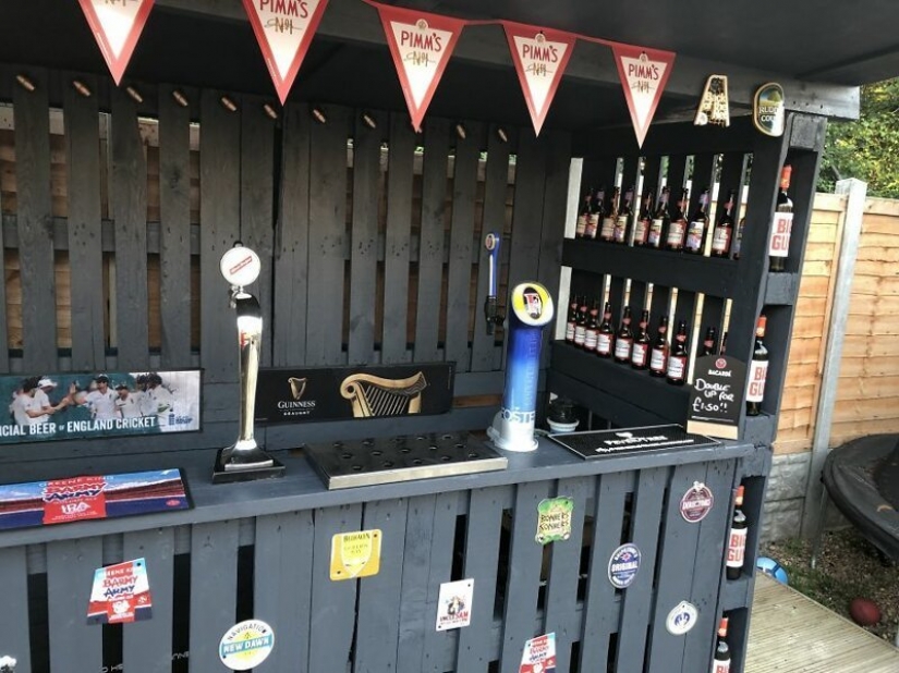 Cómo hacer un elegante bar de jardín en el país a partir de paletas de madera. Cómo hacer un elegante bar de jardín en el país a partir de paletas de madera.