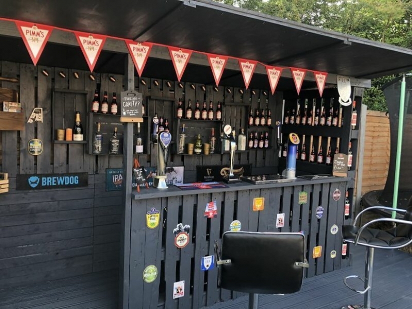 Cómo hacer un elegante bar de jardín en el país a partir de paletas de madera. Cómo hacer un elegante bar de jardín en el país a partir de paletas de madera.