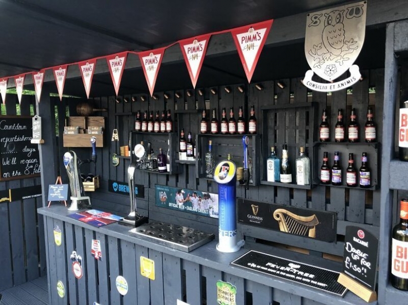 Cómo hacer un elegante bar de jardín en el país a partir de paletas de madera. Cómo hacer un elegante bar de jardín en el país a partir de paletas de madera.