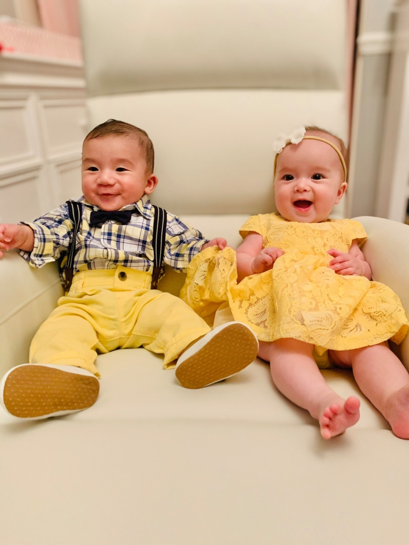 Cómo las esposas lesbianas simultáneamente quedaron embarazadas y dieron a luz a " gemelos»