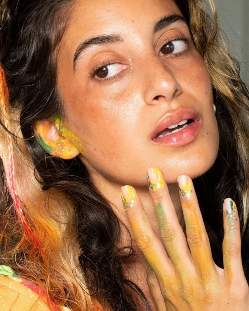 ¿Cómo se ve la nueva tendencia de maquillaje-maquillaje de oreja