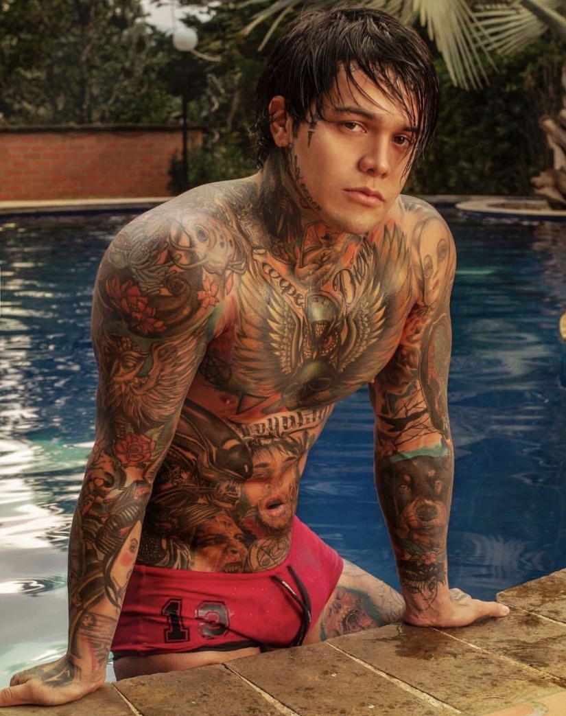 Colombiano blogger perdido una apuesta y se hicieron a sí mismos de mama de silicona Colombiano blogger perdido una apuesta y se hicieron a sí mismos de mama de silicona