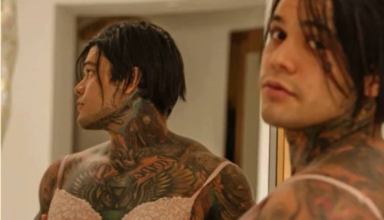 Colombiano blogger perdido una apuesta y se hicieron a sí mismos de mama de silicona