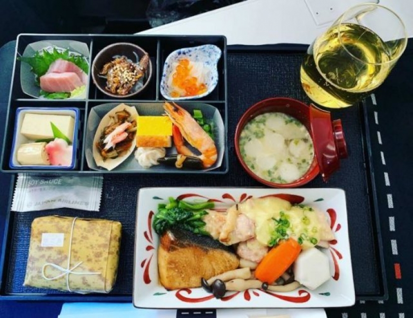 ¿Comida o comida? Cómo alimentar en clase business y clase economy de diferentes aerolíneas ¿Comida o comida? Cómo alimentar en clase business y clase economy de diferentes aerolíneas