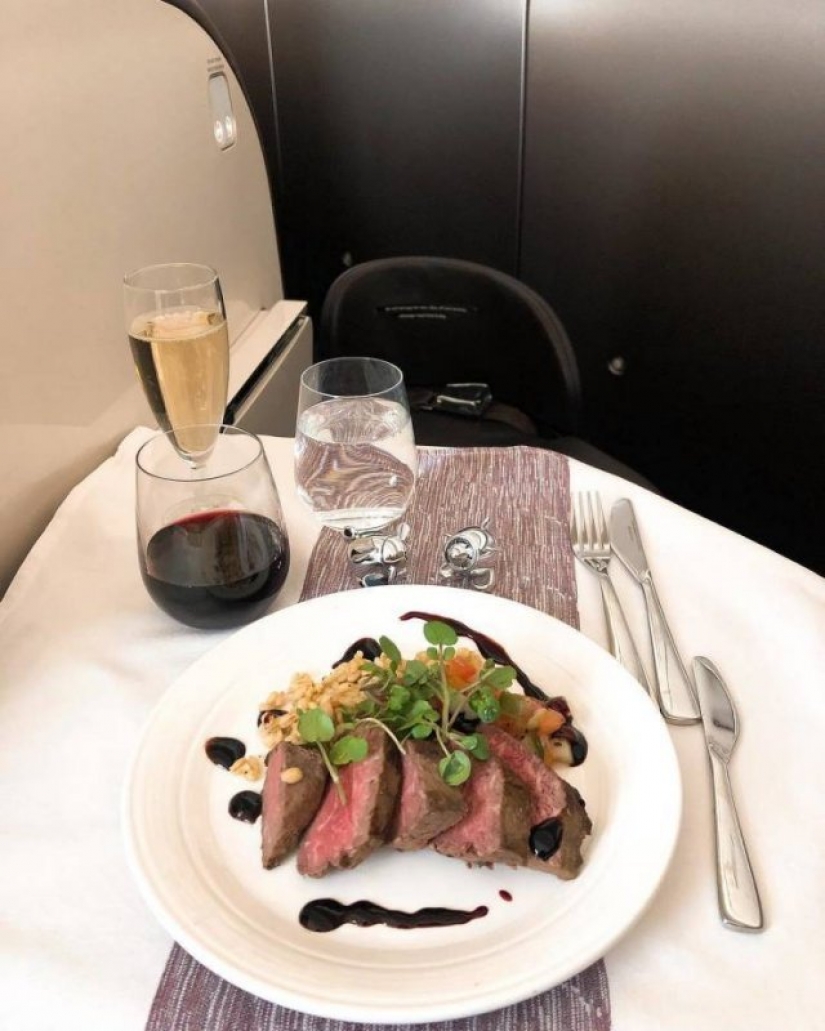 ¿Comida o comida? Cómo alimentar en clase business y clase economy de diferentes aerolíneas ¿Comida o comida? Cómo alimentar en clase business y clase economy de diferentes aerolíneas