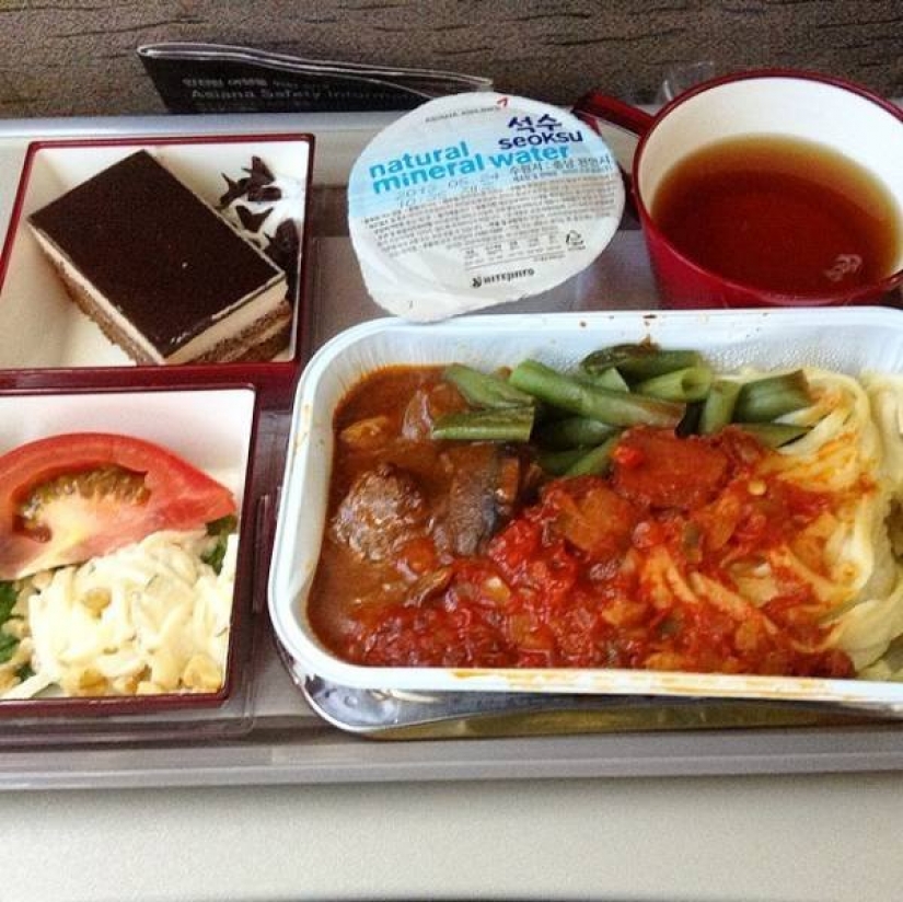 ¿Comida o comida? Cómo alimentar en clase business y clase economy de diferentes aerolíneas ¿Comida o comida? Cómo alimentar en clase business y clase economy de diferentes aerolíneas