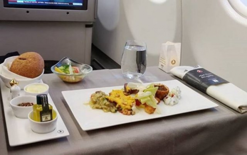 ¿Comida o comida? Cómo alimentar en clase business y clase economy de diferentes aerolíneas ¿Comida o comida? Cómo alimentar en clase business y clase economy de diferentes aerolíneas