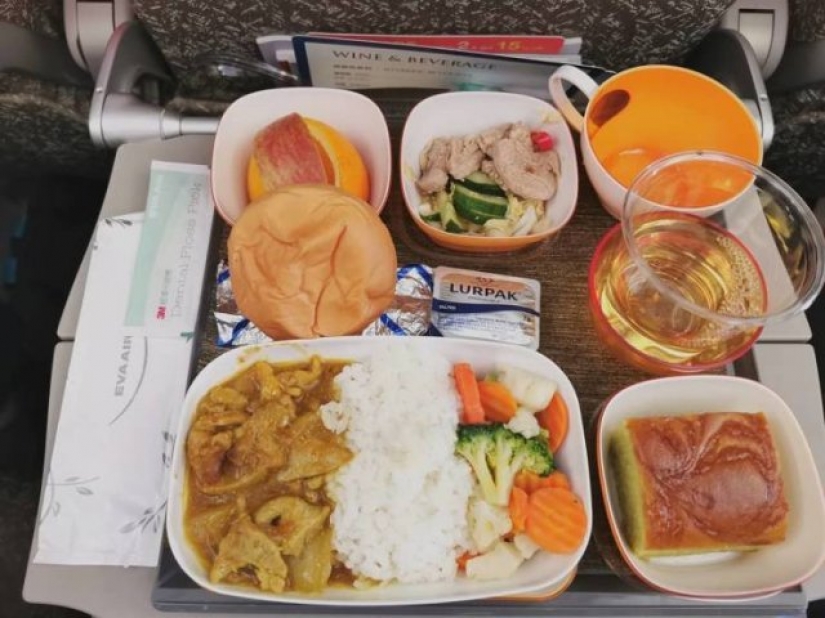 ¿Comida o comida? Cómo alimentar en clase business y clase economy de diferentes aerolíneas ¿Comida o comida? Cómo alimentar en clase business y clase economy de diferentes aerolíneas