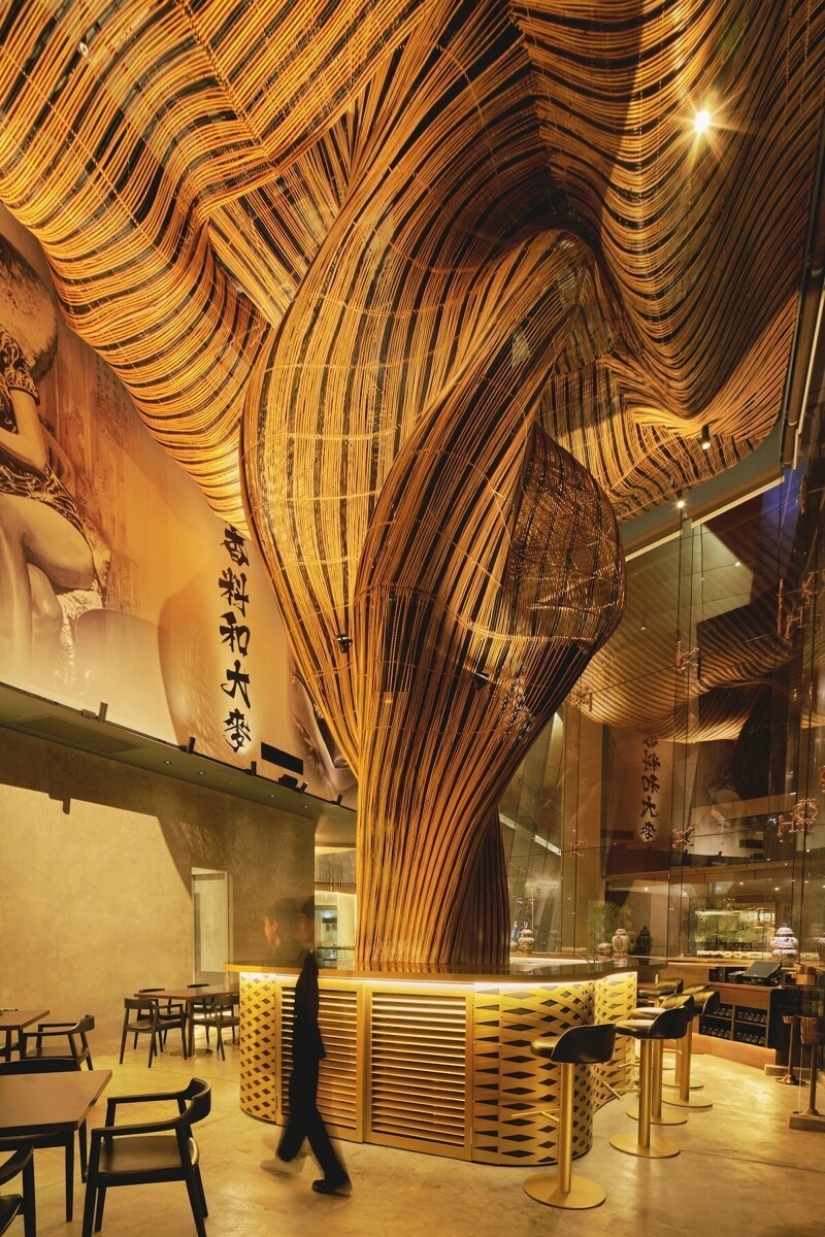 Como el restaurante en Bangkok, decorado con un gigante de las fuentes de cerveza Como el restaurante en Bangkok, decorado con un gigante de las fuentes de cerveza