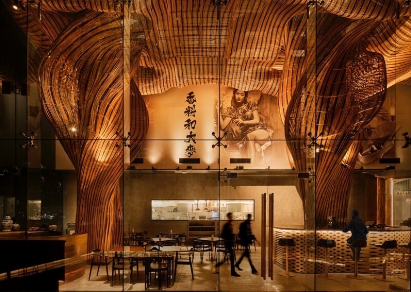 Como el restaurante en Bangkok, decorado con un gigante de las fuentes de cerveza Como el restaurante en Bangkok, decorado con un gigante de las fuentes de cerveza