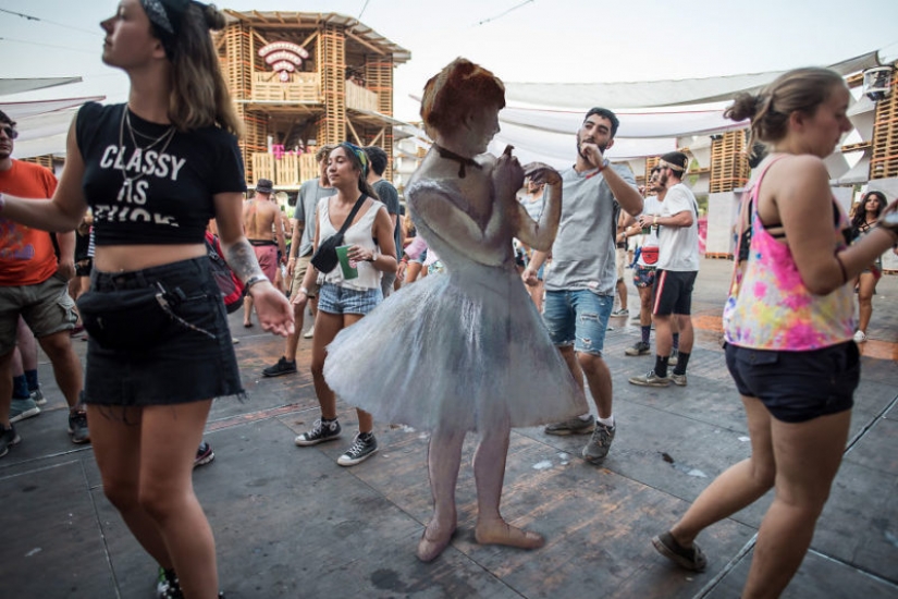 Como la Mona Lisa se utiliza para colgar en la Europea "Burning Man" Como la Mona Lisa se utiliza para colgar en la Europea "Burning Man"