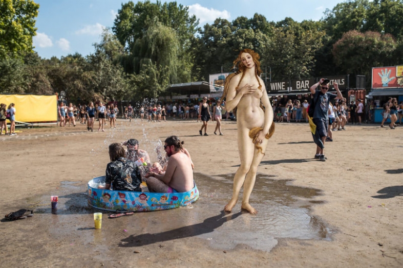 Como la Mona Lisa se utiliza para colgar en la Europea "Burning Man" Como la Mona Lisa se utiliza para colgar en la Europea "Burning Man"