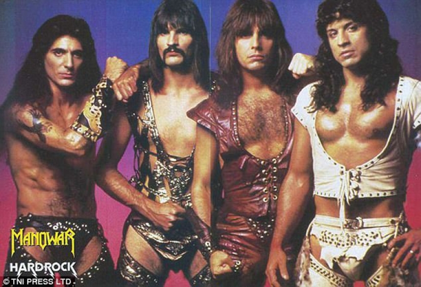 Completo Hola a partir de los 80: los pósters de grupos de música que nadie va a colgar en la pared