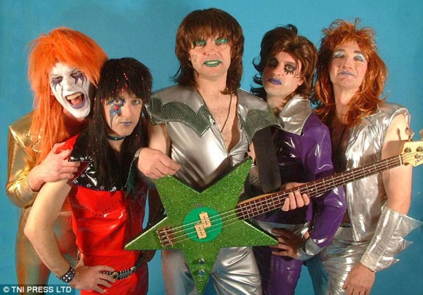Completo Hola a partir de los 80: los pósters de grupos de música que nadie va a colgar en la pared