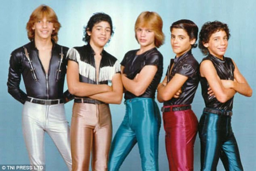 Completo Hola a partir de los 80: los pósters de grupos de música que nadie va a colgar en la pared