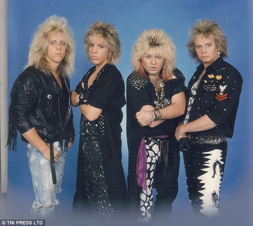Completo Hola a partir de los 80: los pósters de grupos de música que nadie va a colgar en la pared