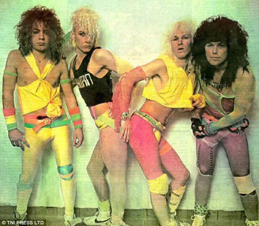 Completo Hola a partir de los 80: los pósters de grupos de música que nadie va a colgar en la pared