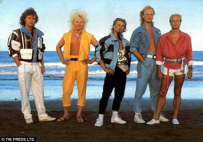 Completo Hola a partir de los 80: los pósters de grupos de música que nadie va a colgar en la pared