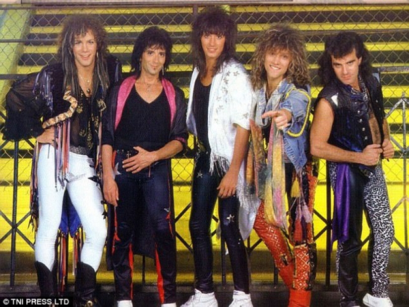 Completo Hola a partir de los 80: los pósters de grupos de música que nadie va a colgar en la pared
