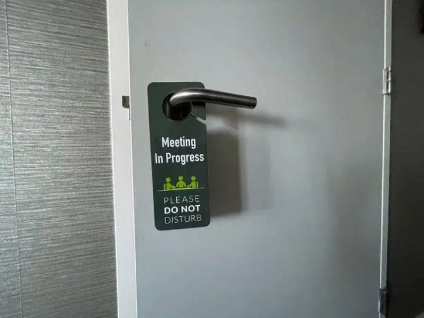 Con todas las comodidades: una mujer estadounidense convirtió el baño en una oficina en casa