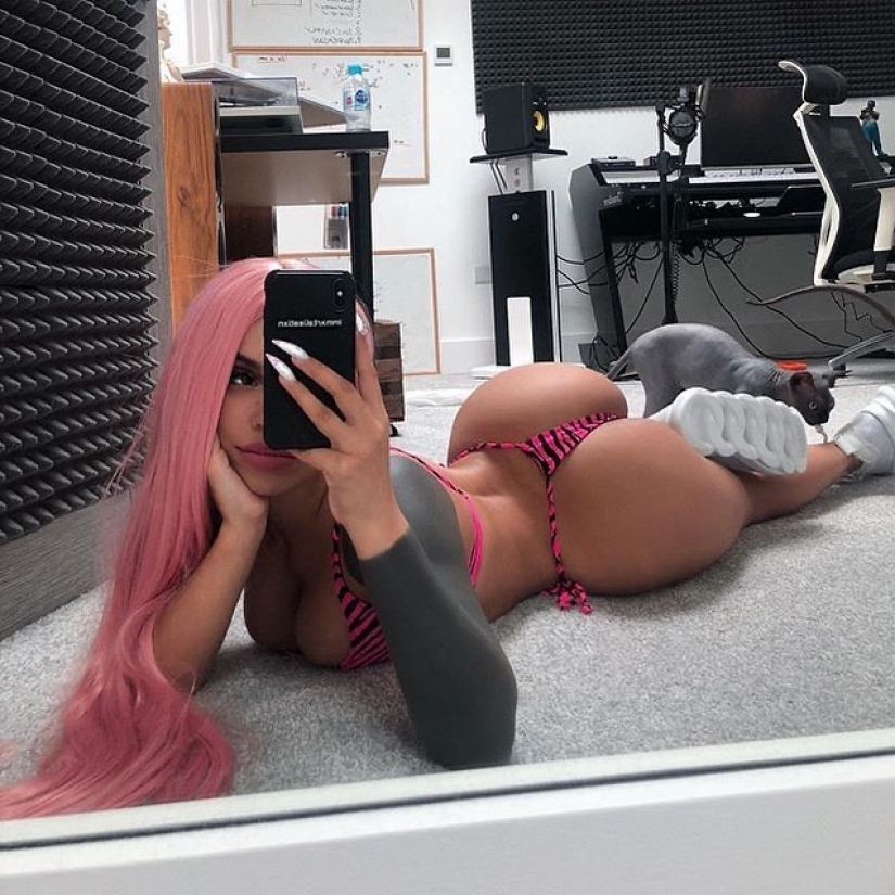 Cooler than the Kardashians? Insta-model Gina Savage conquered social networks with her forms Cooler than the Kardashians? Insta-model Gina Savage conquered social networks with her forms