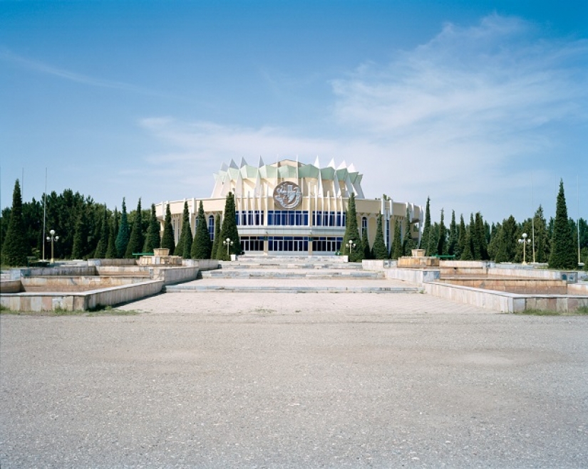 Cotton and wilderness: images of British photographer, a charmed Uzbekistan