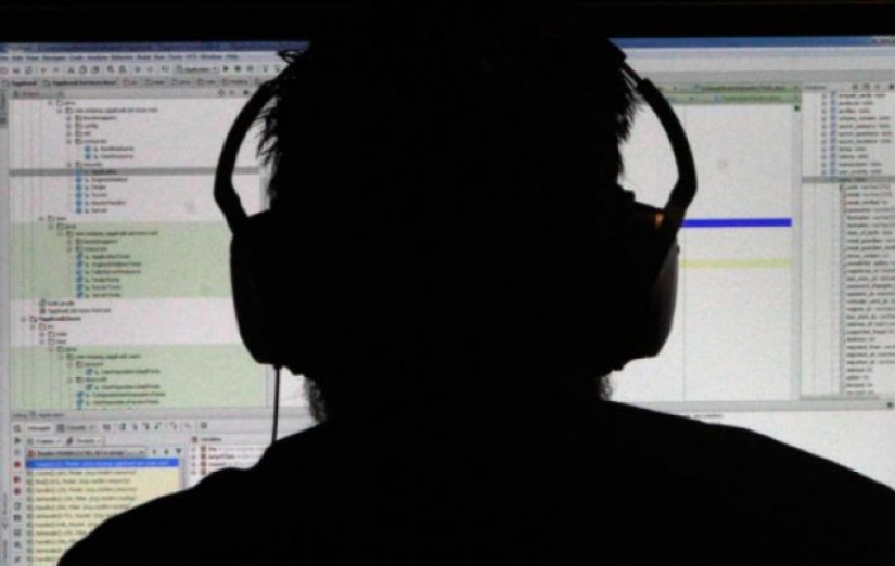 "Cover the phone's camera!": expert on IT security told me how watching us secret services
