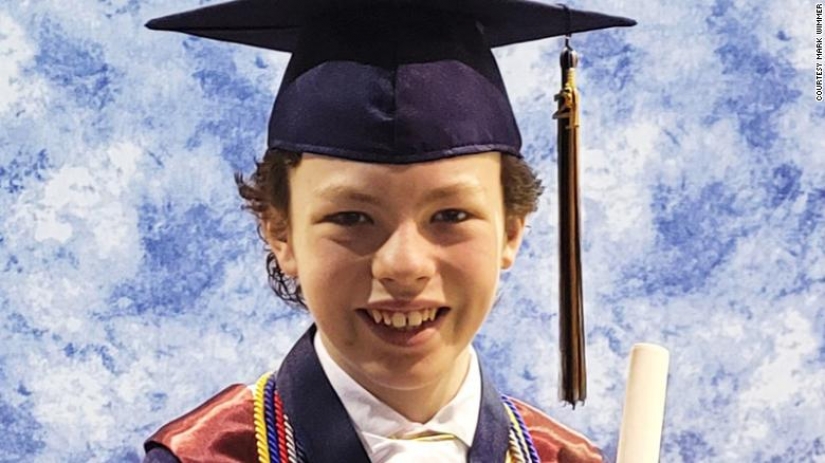Cuando no perdí el tiempo en cuarentena: Un niño de 12 años se está graduando de la escuela secundaria y la universidad al mismo tiempo Cuando no perdí el tiempo en cuarentena: Un niño de 12 años se está graduando de la escuela secundaria y la universidad al mismo tiempo
