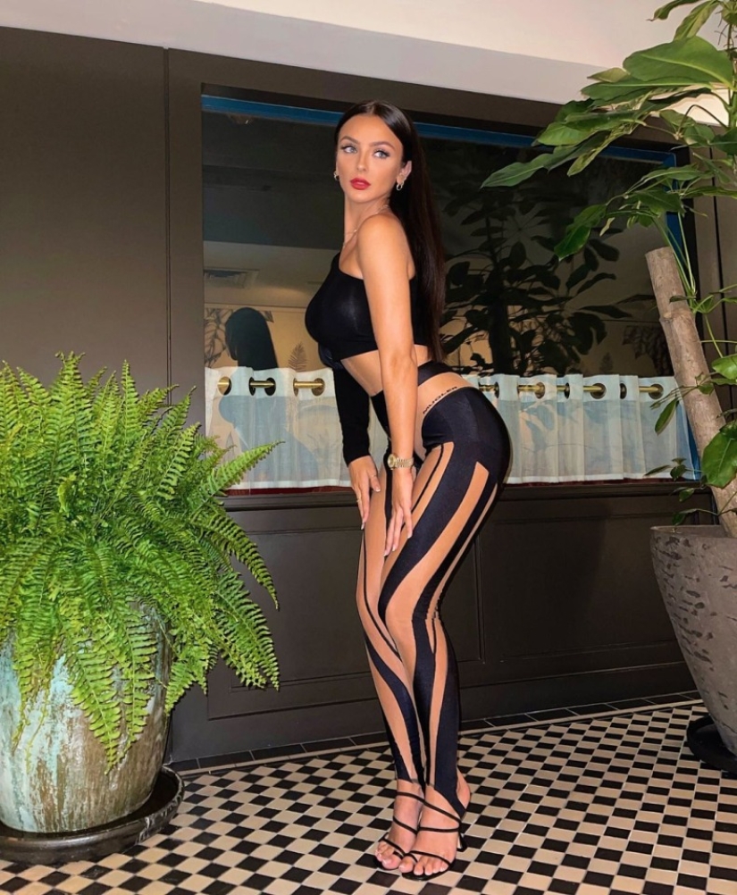 Cuidado, caliente: mono transparente con inserciones para las fashionistas más atrevidas