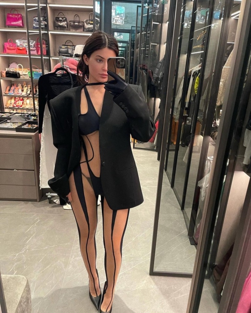 Cuidado, caliente: mono transparente con inserciones para las fashionistas más atrevidas