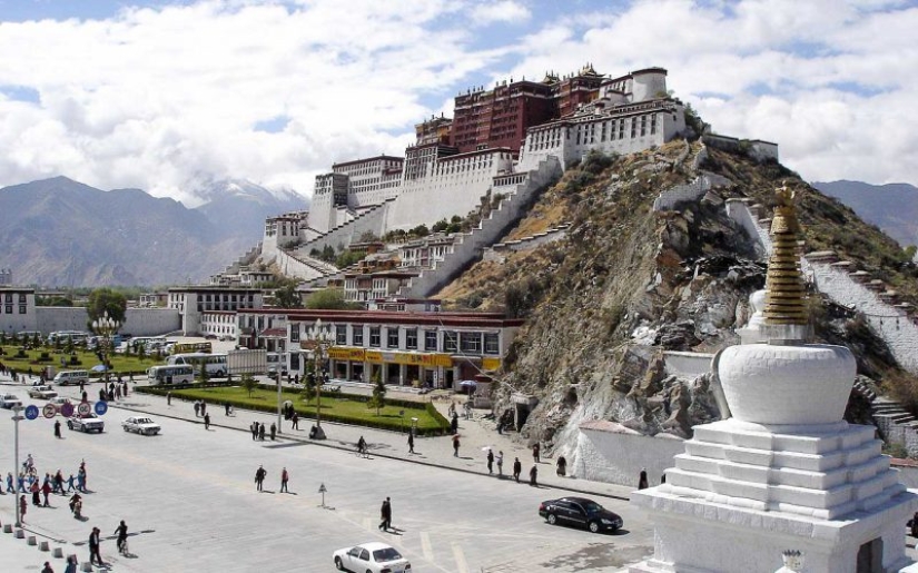 "¿De dónde son los palacios? ¡Meditado!": la vida y la abnegación de los Dalai Lamas "¿De dónde son los palacios? ¡Meditado!": la vida y la abnegación de los Dalai Lamas