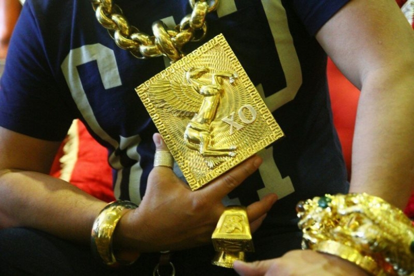 De oro, no de personas: Vietnamita empresario lleva 13 kg de joyería De oro, no de personas: Vietnamita empresario lleva 13 kg de joyería