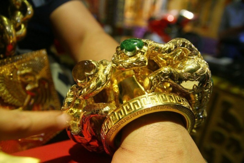 De oro, no de personas: Vietnamita empresario lleva 13 kg de joyería De oro, no de personas: Vietnamita empresario lleva 13 kg de joyería