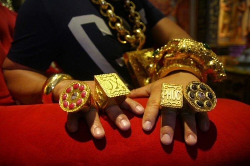 De oro, no de personas: Vietnamita empresario lleva 13 kg de joyería De oro, no de personas: Vietnamita empresario lleva 13 kg de joyería