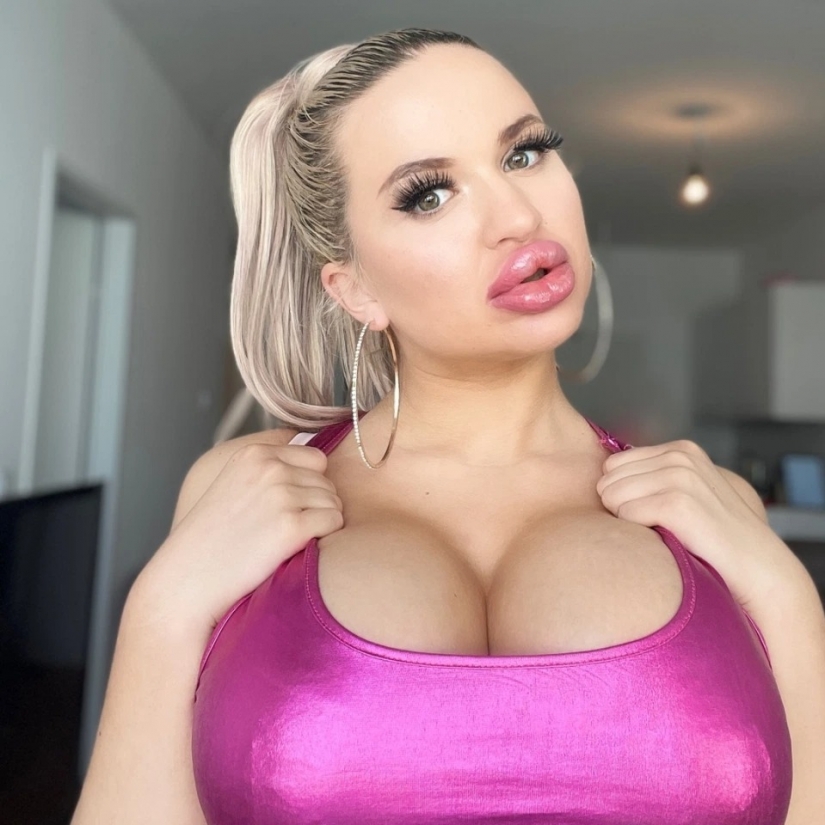 De un ratón gris a la reina de la silicona: una mujer alemana se convirtió en una Barbie viva debido a la rigurosidad de los padres