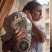 Debido a una rara alergia al sol, una mujer de Marruecos camina en un traje espacial Debido a una rara alergia al sol, una mujer de Marruecos camina en un traje espacial