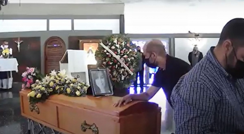 Después del accidente de un barco en el mar abierto, la madre amamantó a los niños, y murió de deshidratación