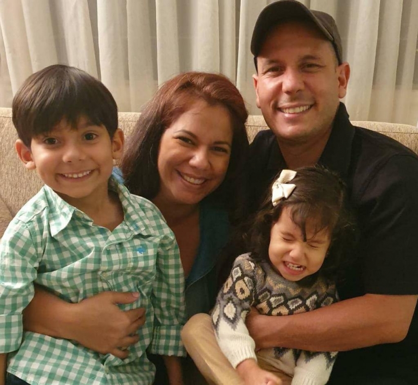 Después del accidente de un barco en el mar abierto, la madre amamantó a los niños, y murió de deshidratación