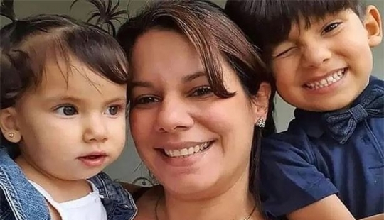 Después del accidente de un barco en el mar abierto, la madre amamantó a los niños, y murió de deshidratación