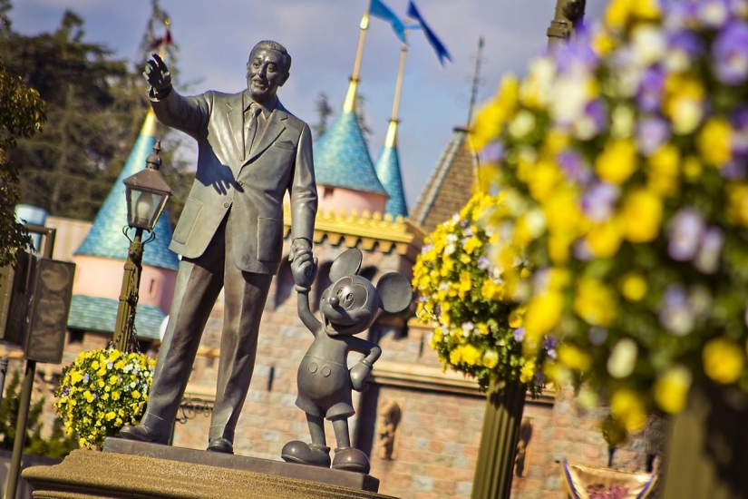 Disneyland es un mundo mágico donde los adultos se convierten en niños