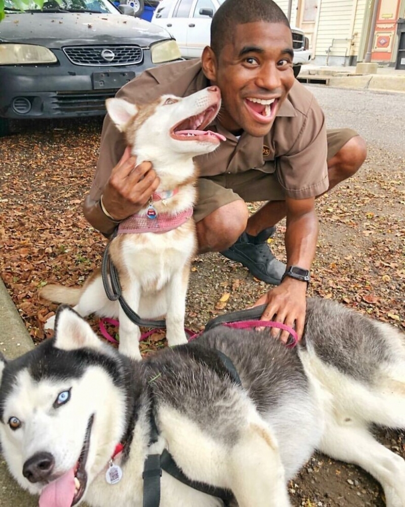 Divertido courier fotografiado con cada perro que cumple