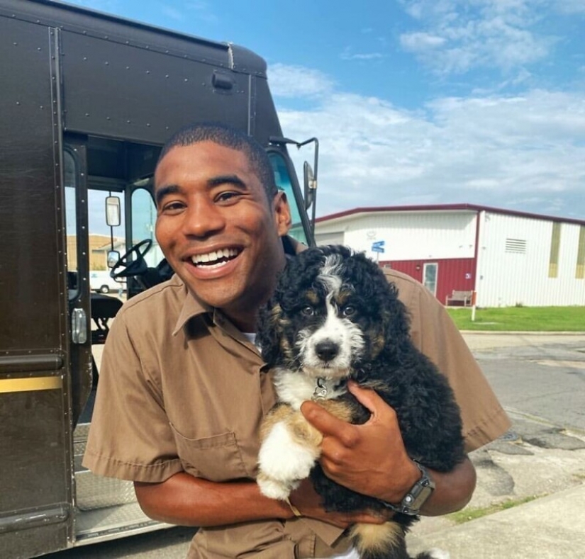 Divertido courier fotografiado con cada perro que cumple
