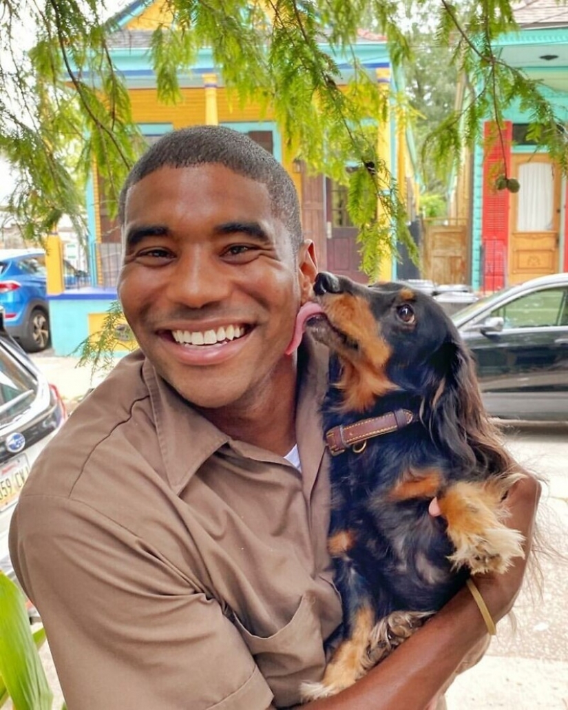 Divertido courier fotografiado con cada perro que cumple