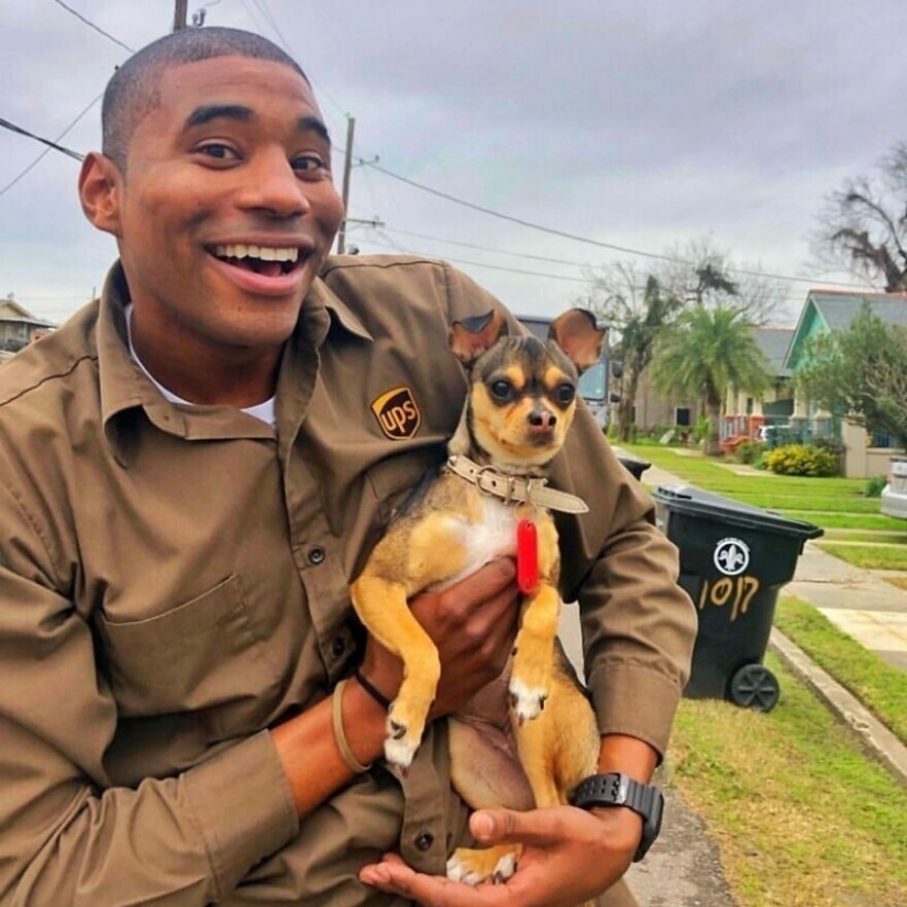 Divertido courier fotografiado con cada perro que cumple