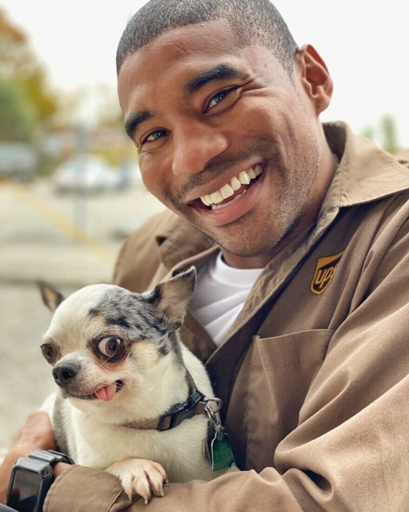 Divertido courier fotografiado con cada perro que cumple
