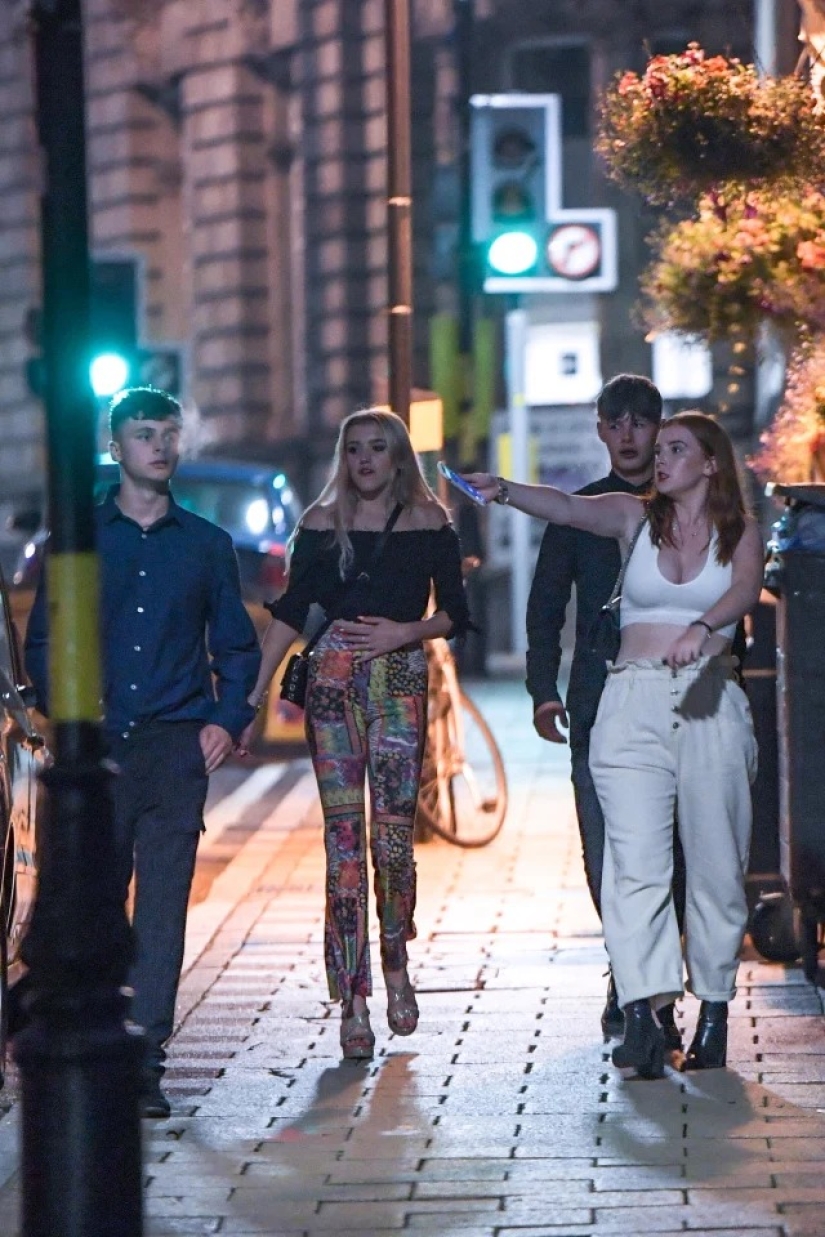 Drunken finale: British graduates celebrated the end of exams at noisy parties Drunken finale: British graduates celebrated the end of exams at noisy parties