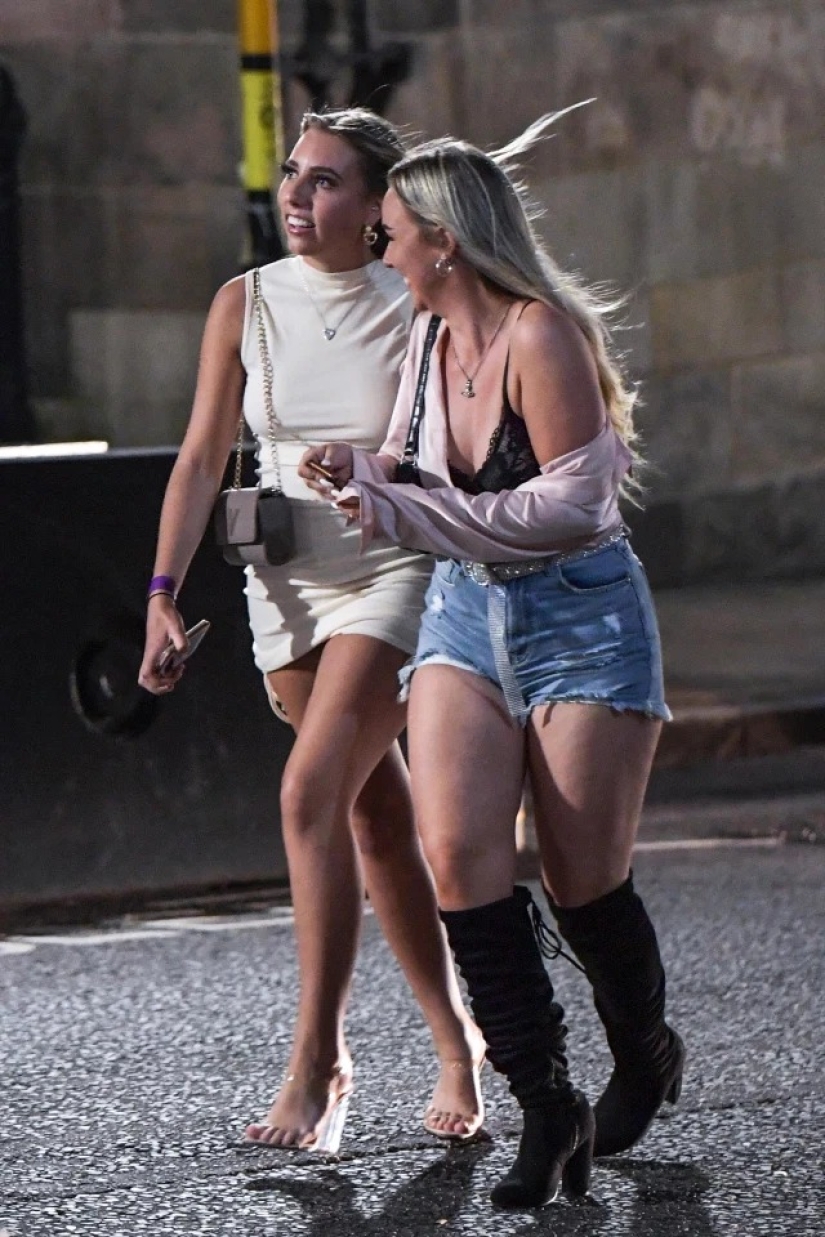 Drunken finale: British graduates celebrated the end of exams at noisy parties Drunken finale: British graduates celebrated the end of exams at noisy parties