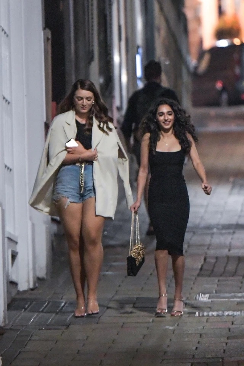 Drunken finale: British graduates celebrated the end of exams at noisy parties Drunken finale: British graduates celebrated the end of exams at noisy parties