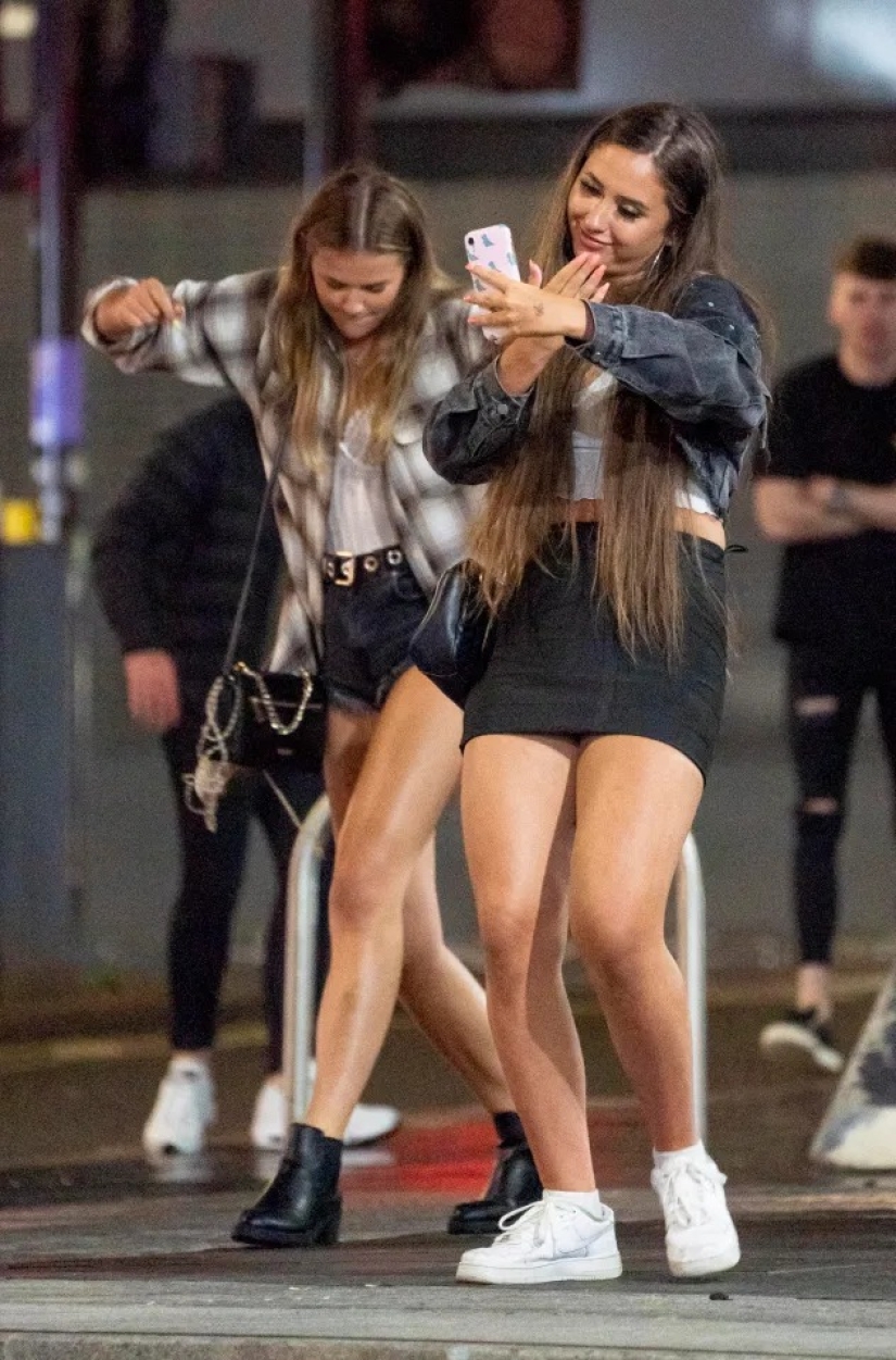 Drunken finale: British graduates celebrated the end of exams at noisy parties Drunken finale: British graduates celebrated the end of exams at noisy parties