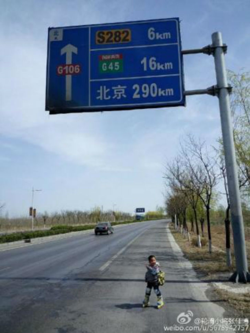 Educación en chino: un niño de 4 años recorrió más de 500 kilómetros en patines